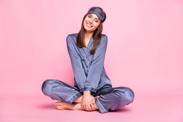 kuvapankkikuvat ja rojaltivapaat kuvat aiheesta täyspitkä valokuva muotokuva söpö tyttö istuu lootus poseeraa eristetty pastelli vaaleanpunainen värillinen tausta - yöpuvut