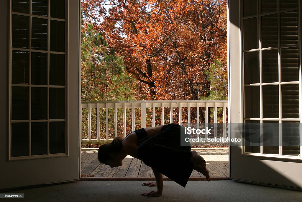 Frau performing yoga - Lizenzfrei Akrobat Stock-Foto