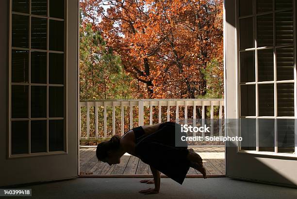 Frau Performing Yoga Stockfoto und mehr Bilder von Akrobat - Akrobat, Aktiver Lebensstil, Aktivitäten und Sport