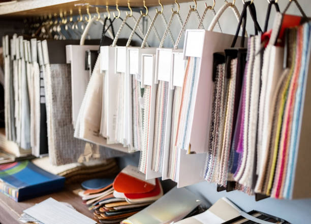 muestras de la tela de tapicería de colores en la tienda - tienda de telas fotografías e imágenes de stock