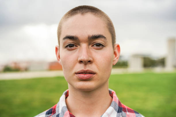 jeune fille chauve regardant la cam�éra à l’extérieur - focus sur le visage - shaved head photos et images de collection