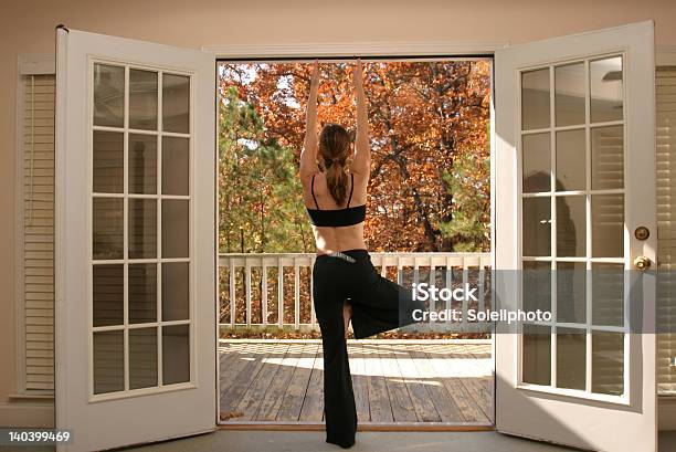 Frau Tun Yoga Stockfoto und mehr Bilder von Herbst - Herbst, Yoga, Akrobat