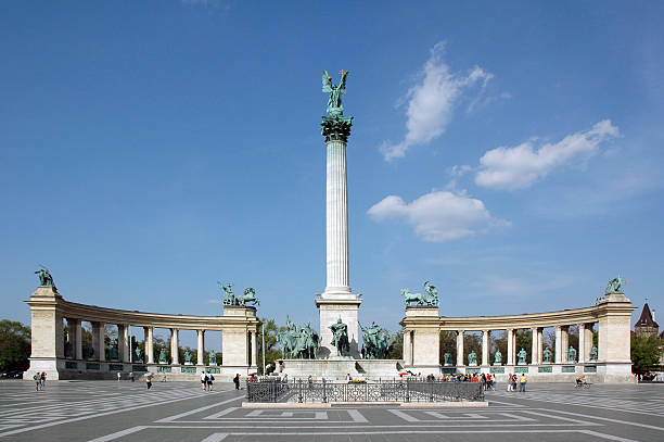 istock Summers day at Heroes Square in Budapest 140399616