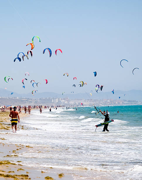 kiters sur la plage de tarifa, espagne - costa de la luz photos et images de collection