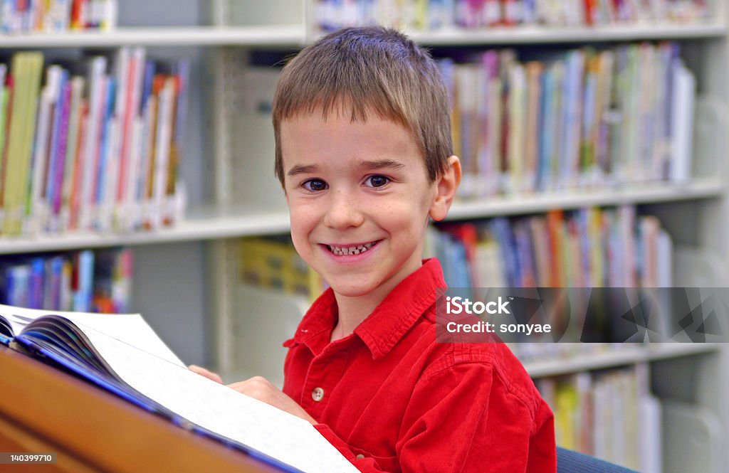 Boy Reading - Foto de stock de Animal doméstico libre de derechos