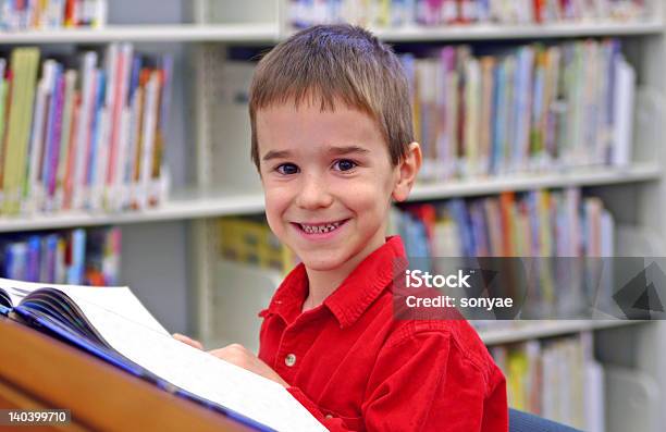 Ragazzo Lettura - Fotografie stock e altre immagini di Animale domestico - Animale domestico, Bambini maschi, Bambino