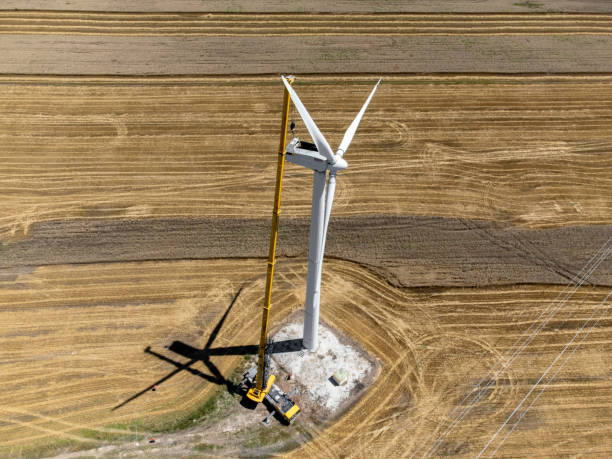 installation d’énergie renouvelable d’éoliennes - windmill cultivated land crop day photos et images de collection