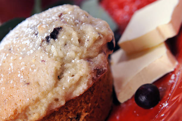 мафин с голубикой на завтрак - muffin blueberry muffin blueberry butter стоковые фото и изображения