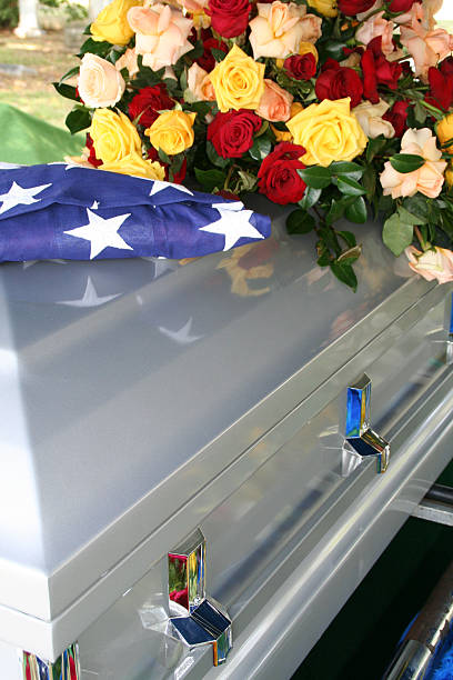cercueil avec drapeau américain et des fleurs - new life death cemetery flower photos et images de collection