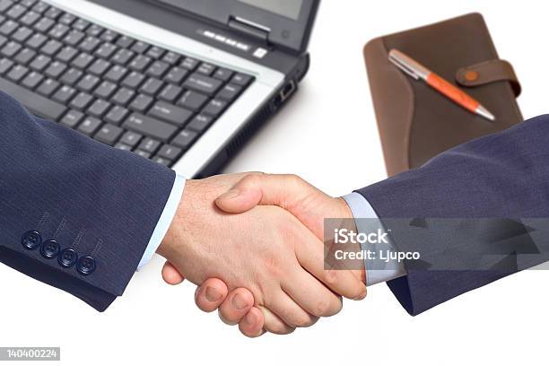 Business Handshake Mit Laptop Und Notizblock Stockfoto und mehr Bilder von Abmachung - Abmachung, Anzug, Ausrüstung und Geräte