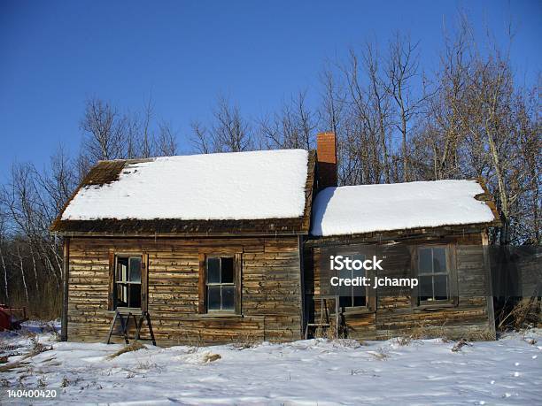 Vecchia Casa Nella Neve - Fotografie stock e altre immagini di Abbandonato - Abbandonato, Ambientazione esterna, Casa