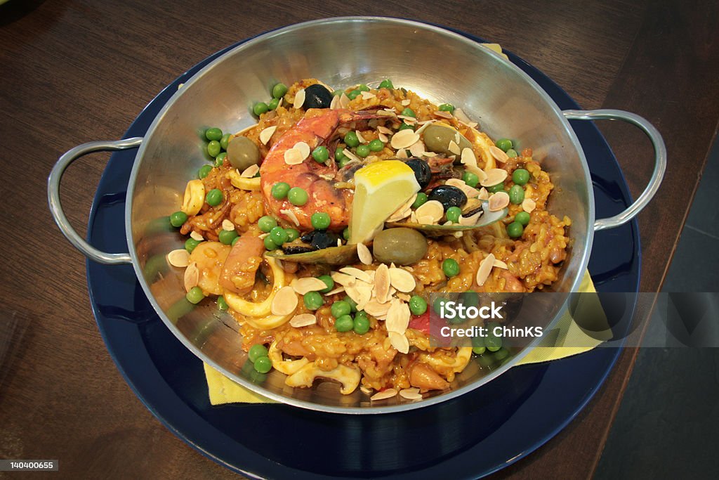 Paella di pesce - Foto stock royalty-free di Colore nero