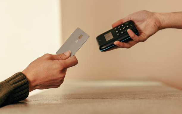 非接触型カードリーダーでクレジットカードを叩く女性の手 - credit card reader ストックフォトと画像