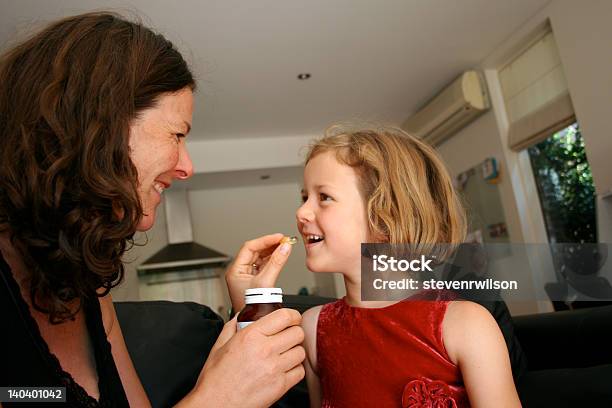 Photo libre de droit de Supplément Pour Les Enfants banque d'images et plus d'images libres de droit de Enfant - Enfant, Comprimés, Mère