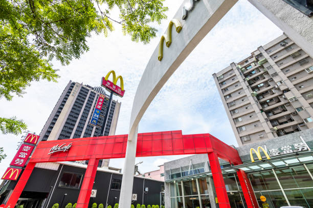 la chaîne de restauration rapide mcdonald’s dans le centre-ville de kaohsiung, à taïwan. - mcdonalds french fries branding sign photos et images de collection