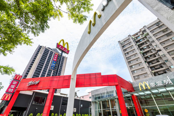 台湾の高雄のダウンタウンにあるマクドナルドのファーストフードチェーン。 - mcdonalds french fries branding sign ストックフォトと画像