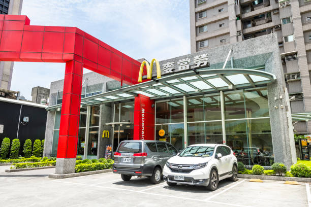 chaîne de restauration rapide mcdonald’s à kaohsiung, taïwan. - mcdonalds french fries branding sign photos et images de collection