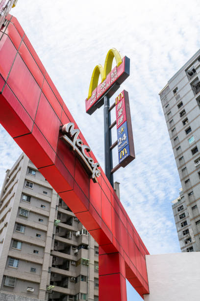 la chaîne de restauration rapide mcdonald’s dans le centre-ville de kaohsiung, à taïwan. - mcdonalds french fries branding sign photos et images de collection
