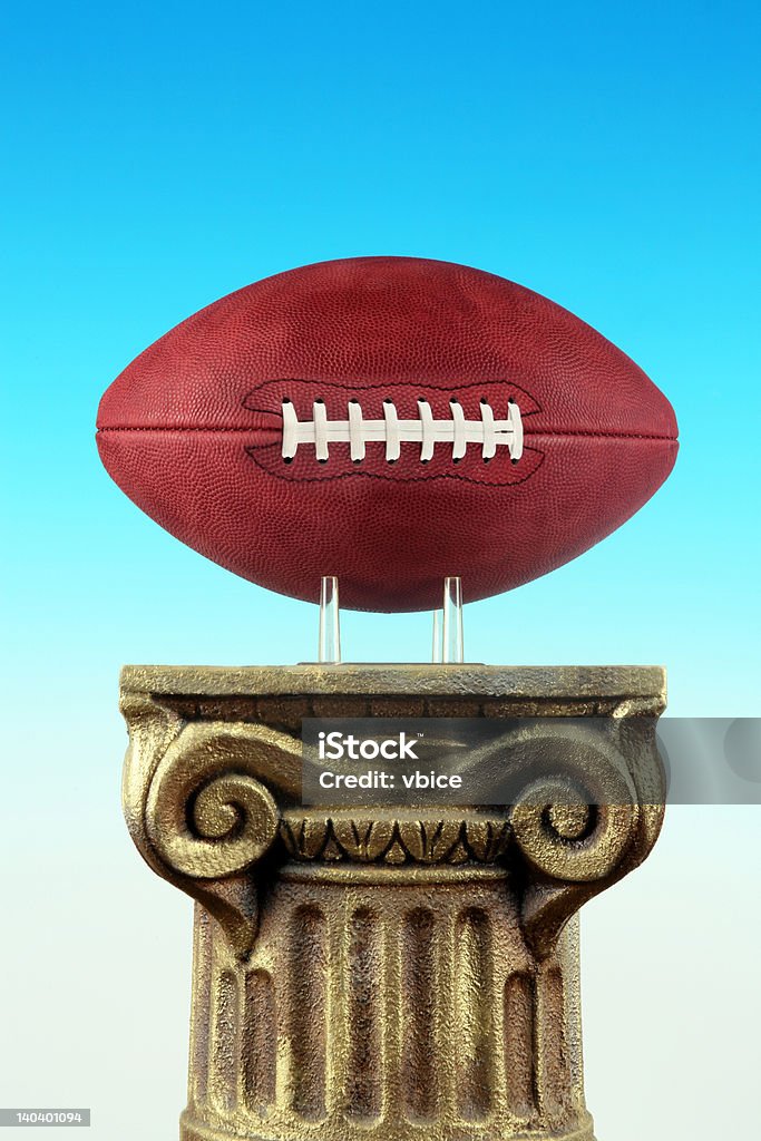 Fútbol en la columna de Pedestal - Foto de stock de Conceptos libre de derechos