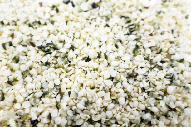 super food: wysoki kluczowy obraz stosu łuskanych nasion konopi - hemp seed nut raw zdjęcia i obrazy z banku zdjęć