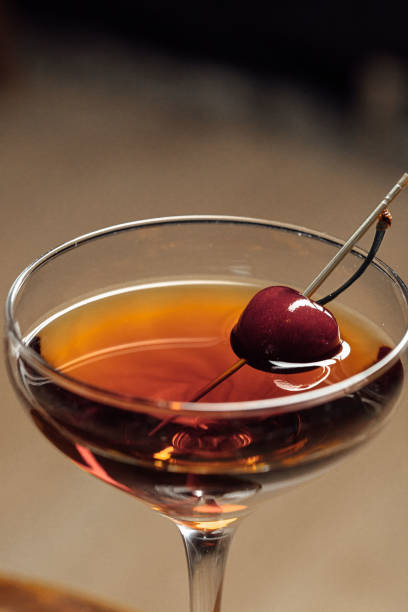 коктейль манхеттен - manhattan cocktail cocktail drink cherry стоковые фото и изображения