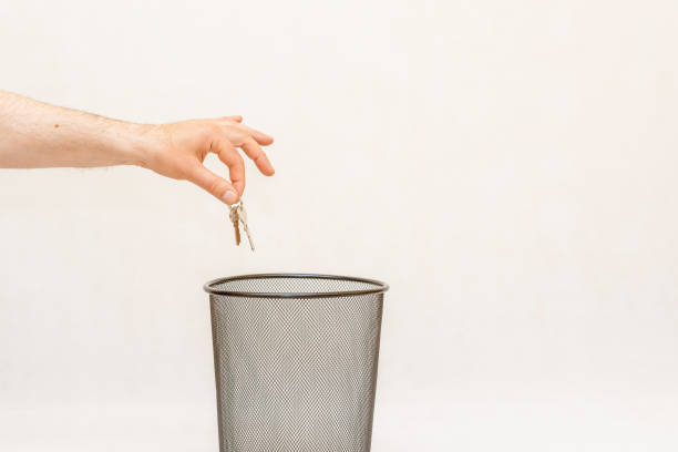 las llaves de la casa se tiran a la basura, lata para su eliminación y reciclaje. blanco, fondo gris, enfoque selectivo, espacio de copia. - 11320 fotografías e imágenes de stock