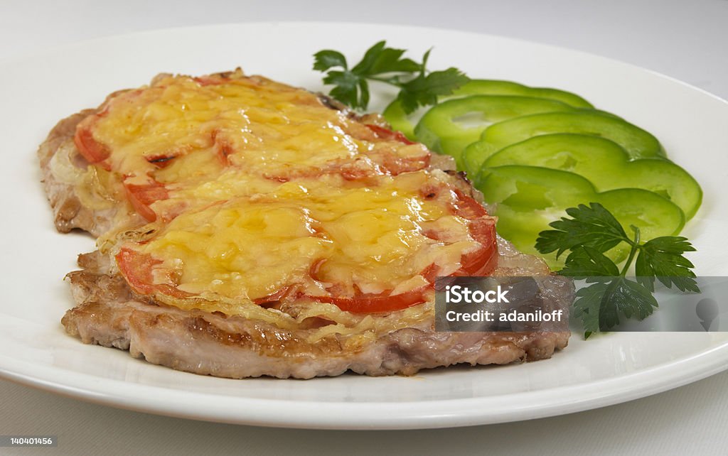 Preparado de cerdo con tomate y queso - Foto de stock de Alimento libre de derechos