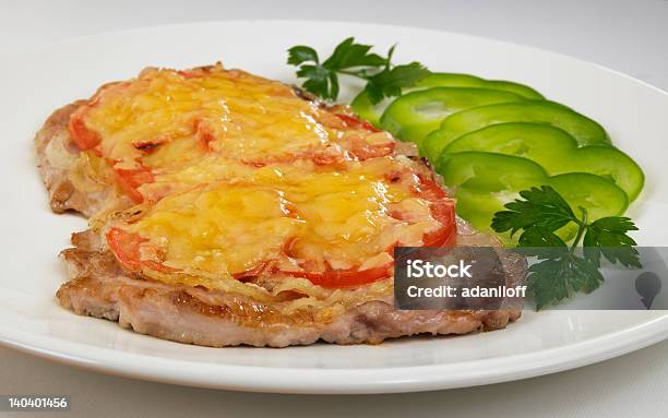 Preparado De Cerdo Con Tomate Y Queso Foto de stock y más banco de imágenes de Alimento - Alimento, Alimentos cocinados, Amarillo - Color