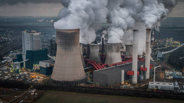 luftverschmutzung durch kohlekraftwerk - luftbild - niederaußem stock-fotos und bilder
