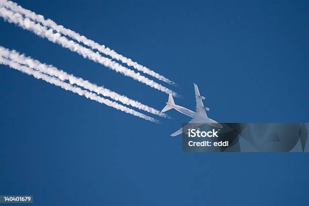 비행기 여행을 연강에서 고도와 Contrail 떠나기 비행기구름에 대한 스톡 사진 및 기타 이미지 - 비행기구름, 비행기, 바로 아래서 올려다보기