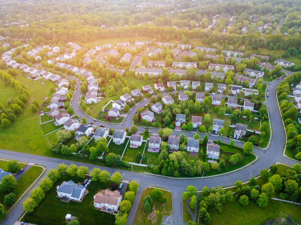 letecký panoramatický pohled na střechy domů v malém městě na předměstských obytných čtvrtích v new jersey usa - rezidenční čtvrť - stock snímky, obrázky a fotky