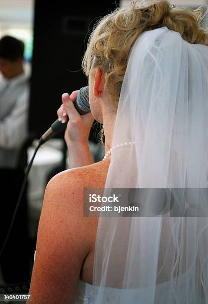 Cantare - Fotografie stock e altre immagini di Sposa - Sposa, Discorso, Microfono