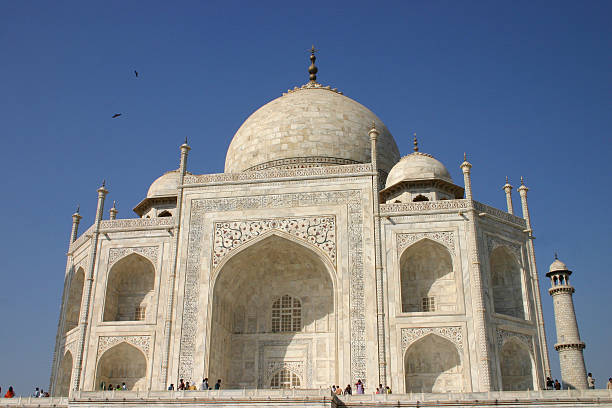 Taj Mahal contra el cielo azul - foto de stock