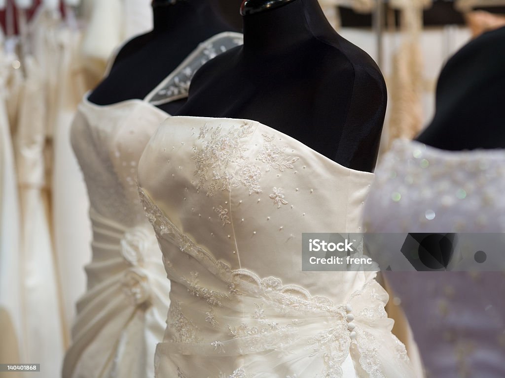Negozio costumi bianco sposa su manichini - Foto stock royalty-free di Abbigliamento