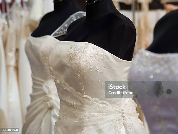 Negozio Costumi Bianco Sposa Su Manichini - Fotografie stock e altre immagini di Abbigliamento - Abbigliamento, Affari, Bianco