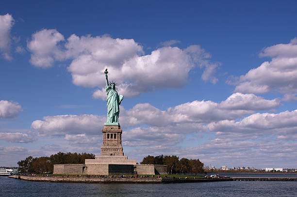 ellis island e a estátua da liberdade - statue liberty statue of liberty ellis island - fotografias e filmes do acervo