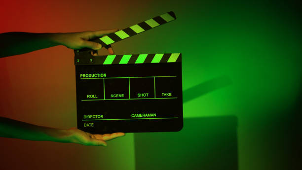 Movie Clapper board. Crew hand holding plastic and wooden film slate board against camera. Movie clapperboard using in video production and movie studio works film industry. Film slate on crew hand. tablero de claquetes de películas. tripulación sosteniendo a mano el tablero de pizarra de plástico y película de madera contra la cámara. la claqueta de película se utiliza en la producción de video y el estudio de cine trabaja en la industria cine