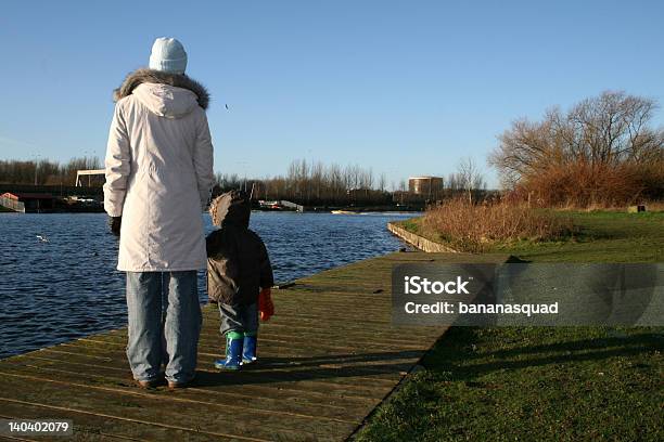 Madre E Figlio In Acqua Parkjpg - Fotografie stock e altre immagini di 30-34 anni - 30-34 anni, Abiti pesanti, Accessibilità