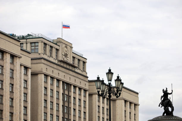 edificio del parlamento con bandera rusa en moscú contra cielo nublado - hoz y martillo fotografías e imágenes de stock