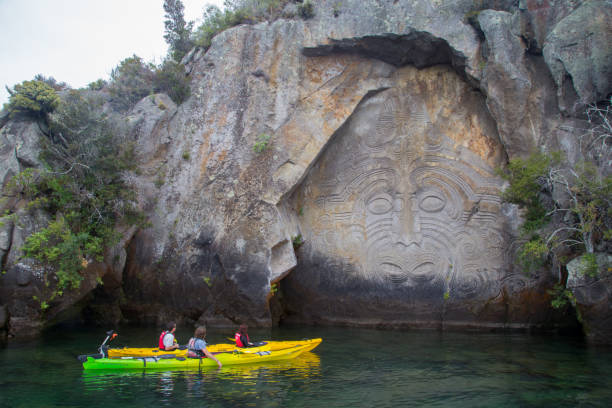 mine bay maori rock carvings at lake taupo, new zealand - carved rock imagens e fotografias de stock