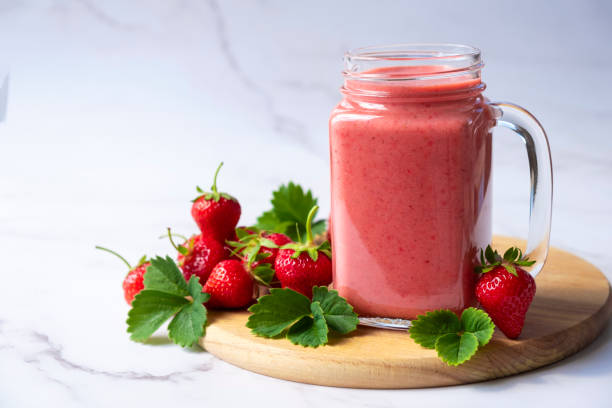 smoothie aux fraises - cocktail à la fraise photos et images de collection