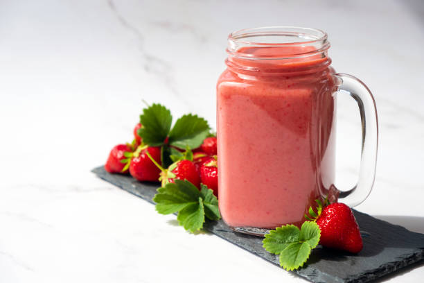 smoothie da morango - strawberry mocktail smoothie cocktail - fotografias e filmes do acervo