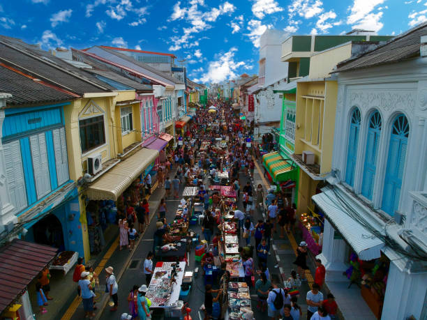 blick von oben tallang rd sonntag nacht markt in der alten phuket stadt thailand. beschäftigt mit menschen unter den alten historischen häusern - strand patong stock-fotos und bilder