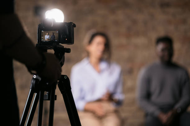 setting up an interview backstage - videoproductie fotos stockfoto's en -beelden