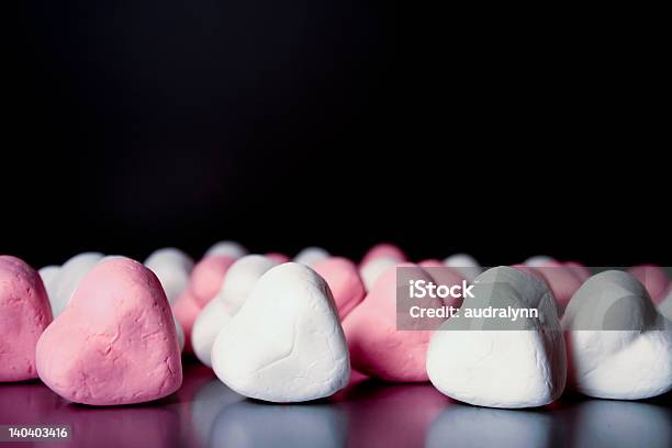 Corazones De Color Rosa Y Blanco Candy Foto de stock y más banco de imágenes de Amor - Sentimiento - Amor - Sentimiento, Corazón de caramelo, Día de San Valentín - Festivo