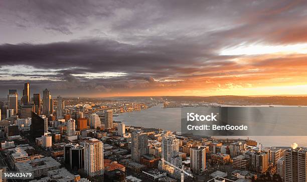 Foto de Seattle Ao Pôrdosol e mais fotos de stock de Seattle - Seattle, Pôr-do-sol, Horizonte