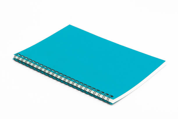 quaderno a spirale con copertina blu su sfondo bianco - spiral notebook personal organizer writing paper foto e immagini stock