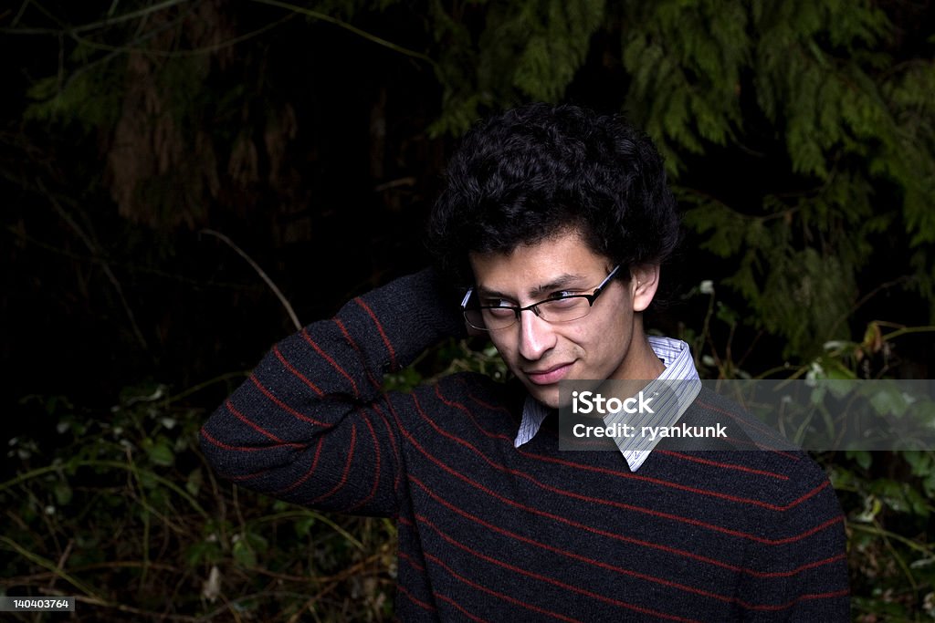 Молодой человек в лесу - Стоковые фото Весёлый роялти-фри