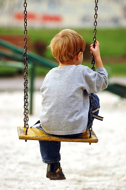 solitario ragazzo - sadness child little boys loneliness foto e immagini stock