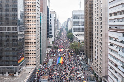 Imágenes aéreas de drones en la avenida Paulista del Desfile del Orgullo Gay, bandera en la fiesta del Orgullo LGBTQIA +, 26º desfile gay photo
